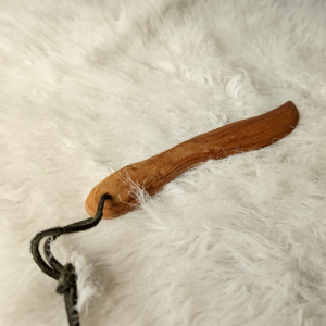 Couteau de bois pour jeux de cire et de sensation
